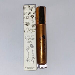24Kt Gold Lipgloss
Provides a glass-like shine
Conditions lips
Smoothe